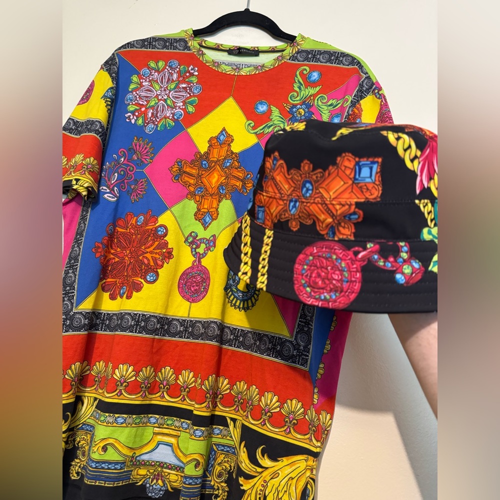 $1550 (SET) Versace Ornate Cross An Jewels Baroque Print Bucket Hat and T Shirt